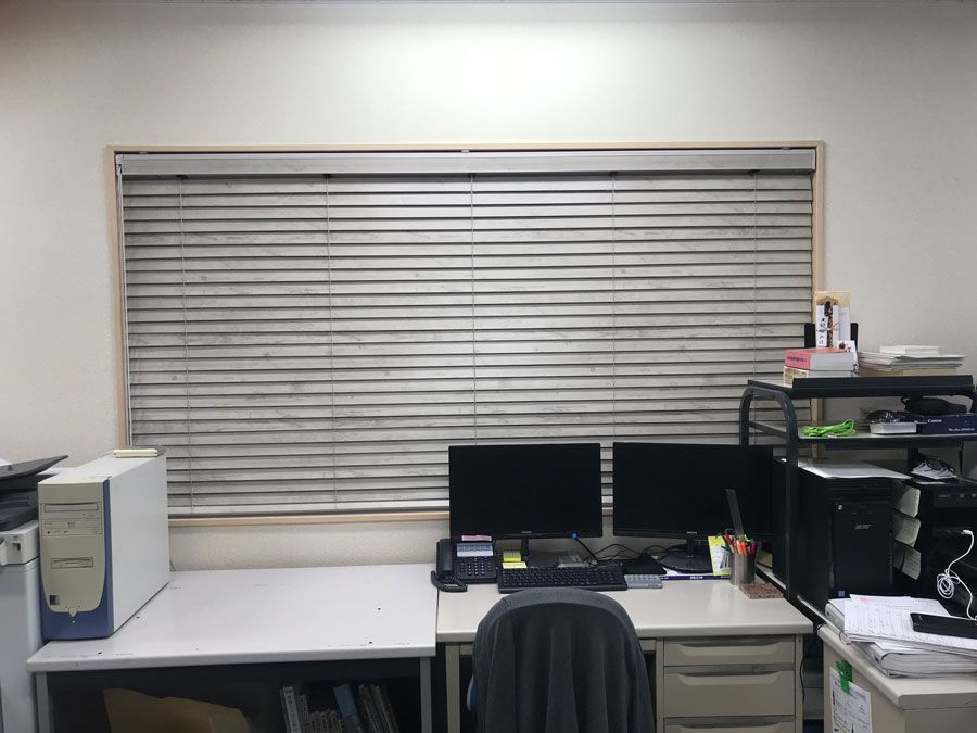 事務所窓を雰囲気がある丈夫な木製ブラインドに変更 GALLERY 静岡県浜松市のオーダーカーテンとインテリアの専門店リビングサンアイ