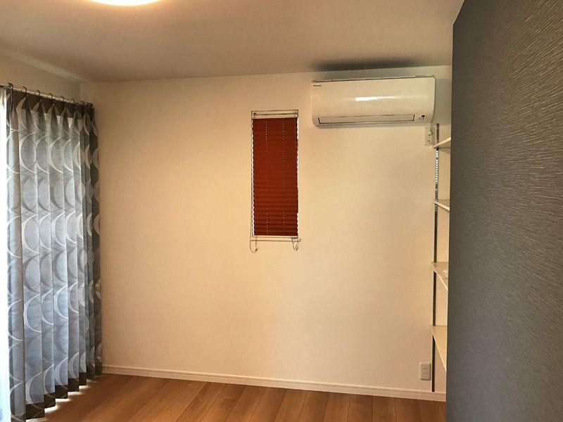 カーテンと同じ生地を使ってプレーンシェード