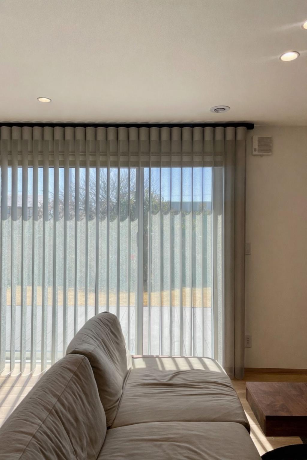 スマートドレープシェードでつくる、やわらかな光のリビング