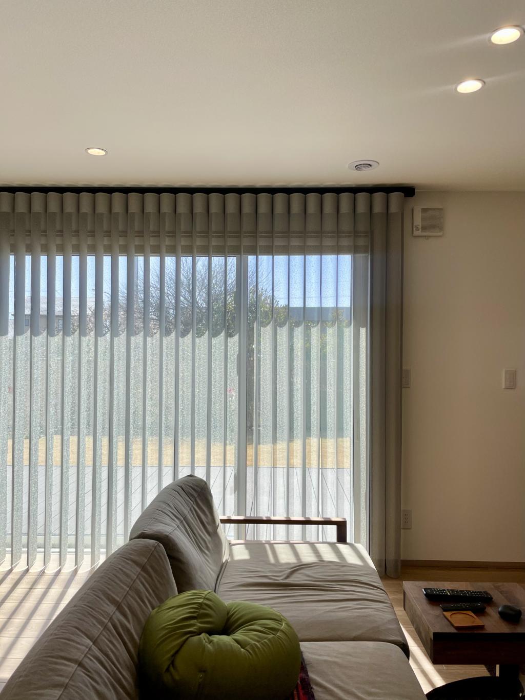 スマートドレープシェードでつくる、やわらかな光のリビング