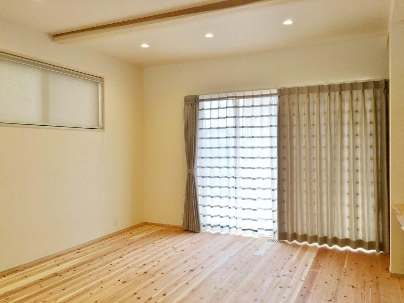 クロスが際立つ上質シンプルカーテン