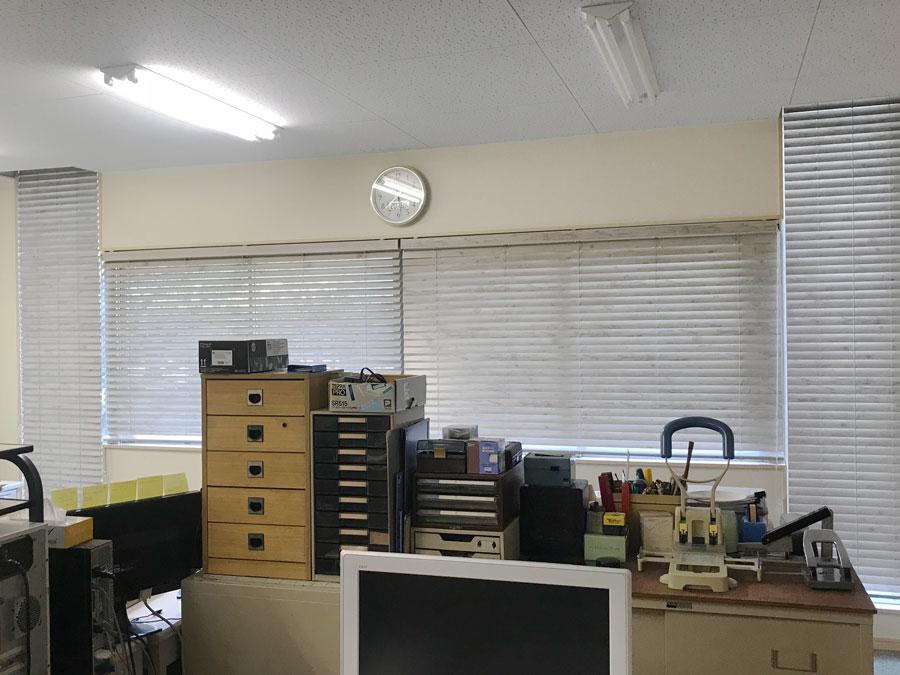 事務所窓を雰囲気がある丈夫な木製ブラインドに変更
