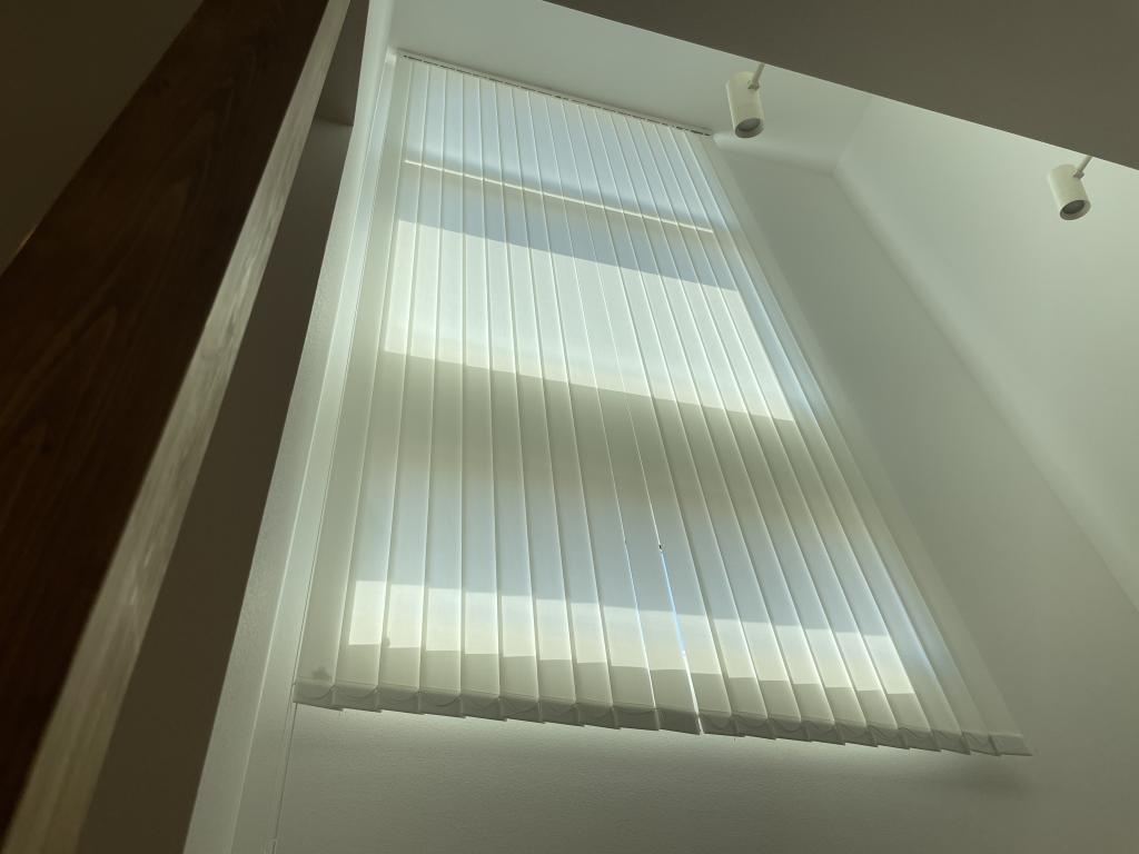 吹抜けに迫力のバーチカルブラインド