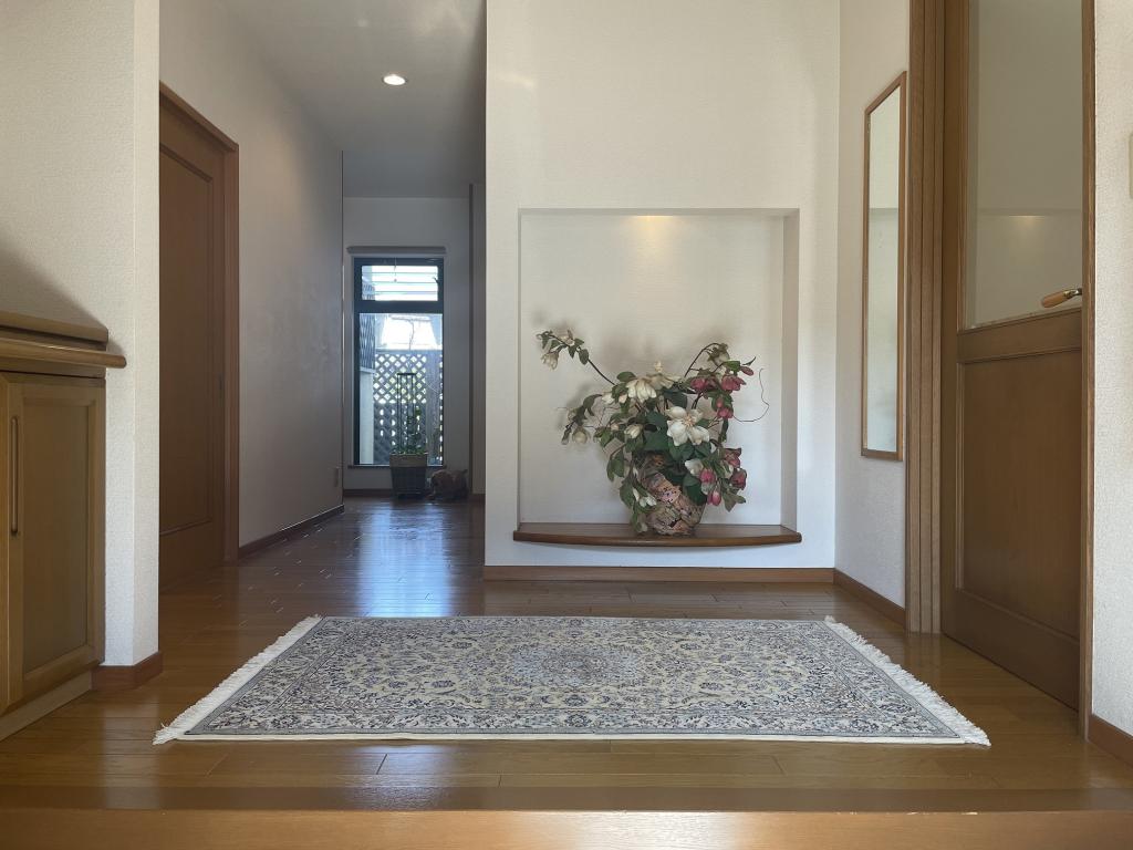 上品なペルシャ絨毯を玄関に。