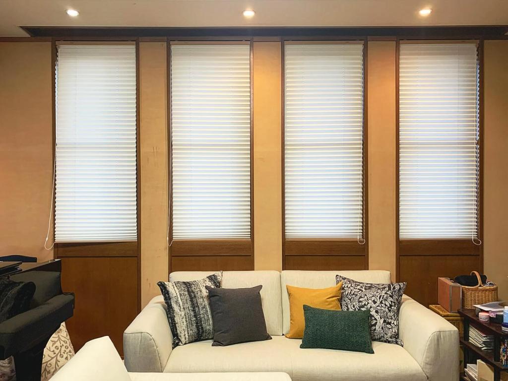 窓装飾、ソファ張り替え、クッションのトータルコーディネート