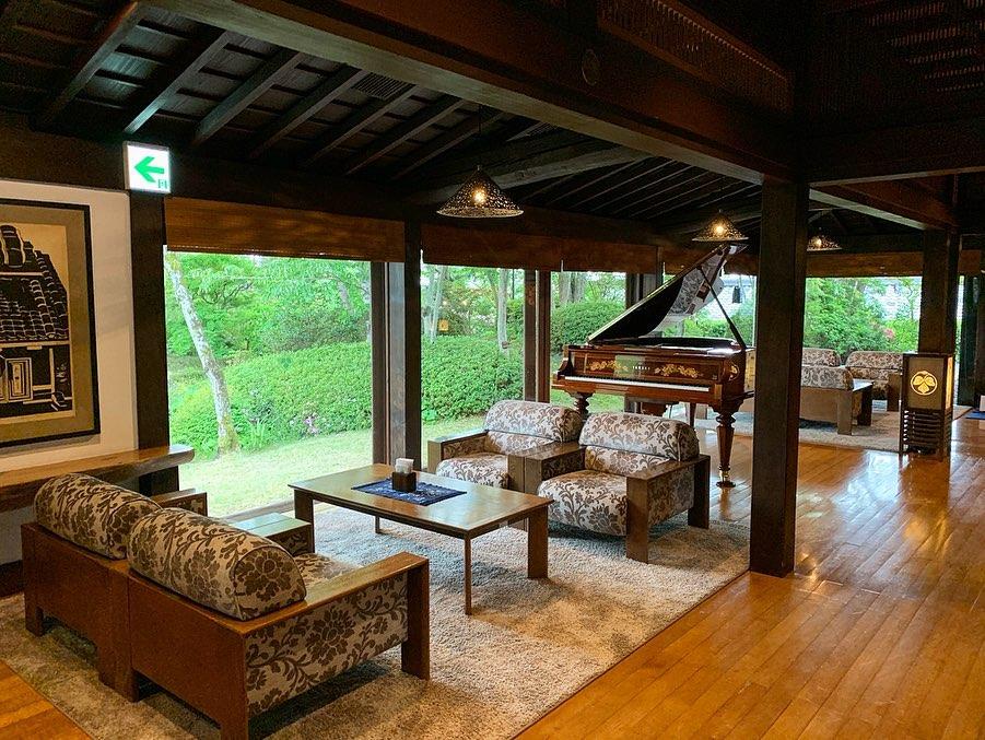 老舗ホテルのロビーのインテリアを