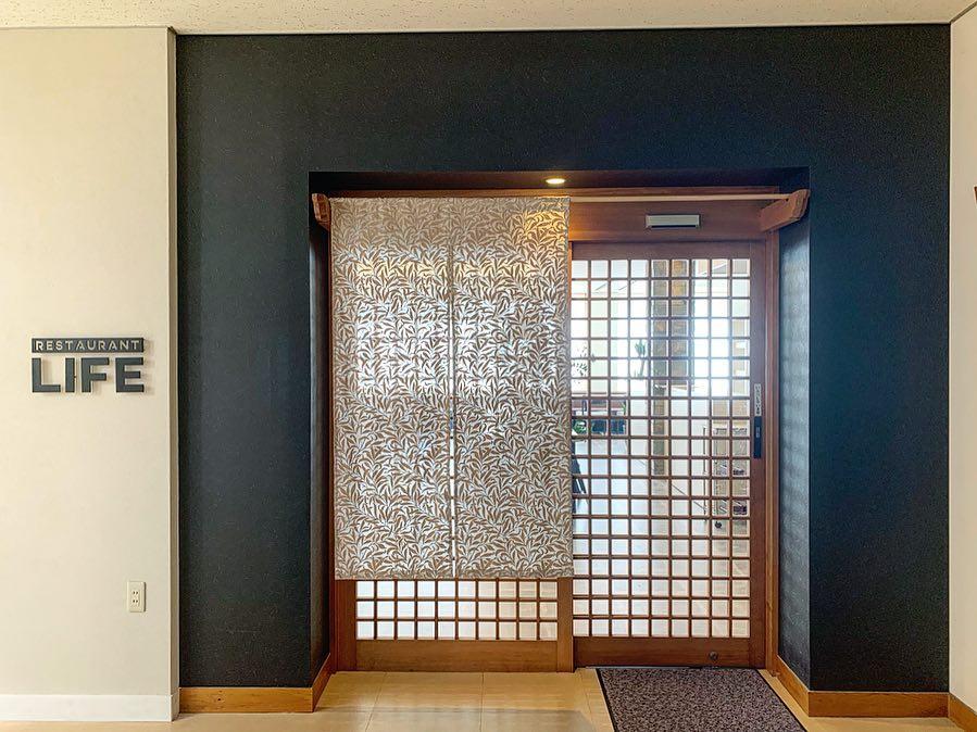 山と自然に囲まれた自然光が気持ちいいレストラン