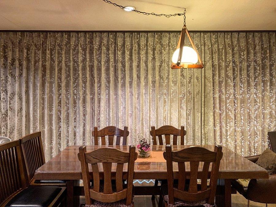 ドレープのカーテンが美しいリビング