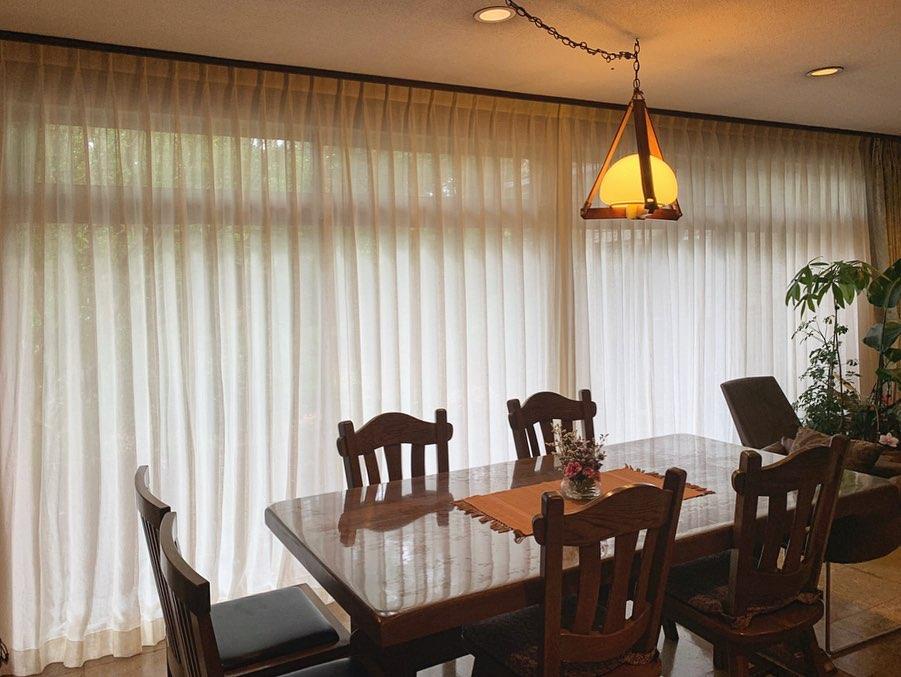 太陽の光をやさしく包むリネンのレースカーテン